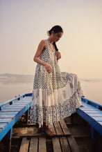 Load image into Gallery viewer, the BORAGE MAXI  - white and blue floral
