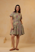 Load image into Gallery viewer, The CHIVES dress - pea green buta
