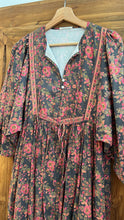 Load image into Gallery viewer, The NUTMEG midi - Charcoal grey w/ Fuschia floral
