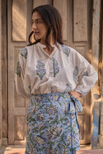 Load image into Gallery viewer, the CLOVE top - white with blue buta 💙
