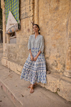 Load image into Gallery viewer, the CHILLI maxi - white and blue floral
