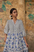 Load image into Gallery viewer, the CHILLI maxi - white and blue floral
