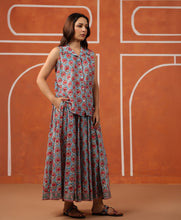 Load image into Gallery viewer, Panelled skirt with pockets - turquoise blue with pink butis

