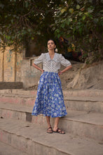 Load image into Gallery viewer, the LEMON top - white with blue butis
