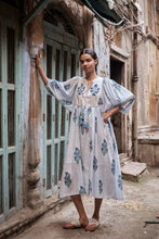 Load image into Gallery viewer, The NUTMEG midi - white and blue buta
