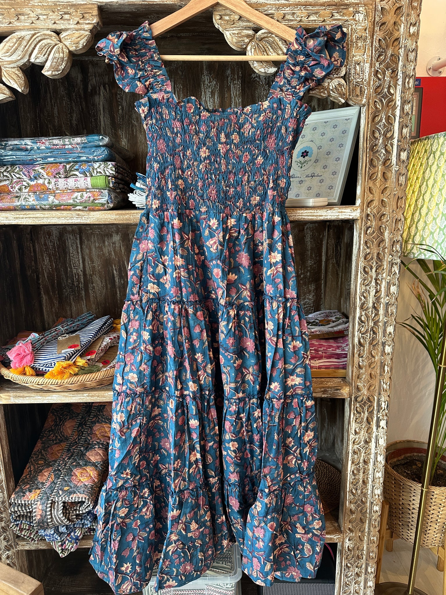 The PAPRIKA dress dark blue floral The Planter‘s Bungalow
