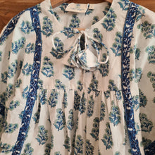 Load image into Gallery viewer, the MINT top - white w/ blue mughal
