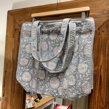 Load image into Gallery viewer, Quilted Tote bag (WITH ZIP) - Grey white floral
