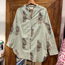 Load image into Gallery viewer, the HONEY top - soft green stripes with pink buta
