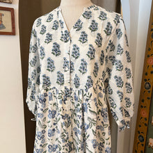 Load image into Gallery viewer, the CHILLI midi - white and soft blue floral
