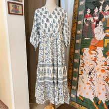 Load image into Gallery viewer, the CHILLI midi - white and soft blue floral
