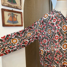 Load image into Gallery viewer, the CLOVE top - white with pink floral

