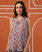 Load image into Gallery viewer, the BASIC sleeveless shirt - turquoise blue with pink butis
