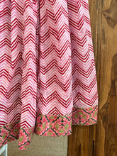 Load image into Gallery viewer, Panelled skirt with pockets - Pink Zig Zag
