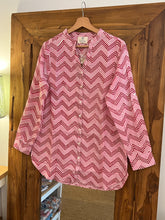 Load image into Gallery viewer, the HONEY top - Pink Zig Zag
