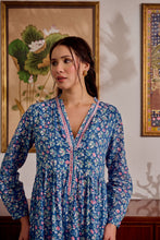 Load image into Gallery viewer, the V-NECK maxi - Blue fun floral

