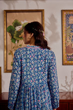 Load image into Gallery viewer, the V-NECK maxi - Blue fun floral
