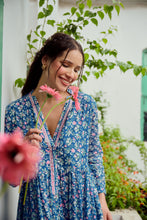 Load image into Gallery viewer, the V-NECK maxi - Blue fun floral
