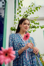 Load image into Gallery viewer, the V-NECK maxi - Blue fun floral
