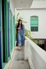 Load image into Gallery viewer, the V-NECK maxi - Blue fun floral
