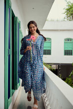 Load image into Gallery viewer, the V-NECK maxi - Blue fun floral
