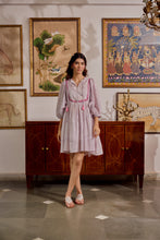 Load image into Gallery viewer, The NUTMEG mini - white with delicate buti
