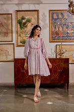 Load image into Gallery viewer, The NUTMEG mini - white with delicate buti
