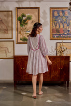 Load image into Gallery viewer, The NUTMEG mini - white with delicate buti
