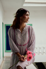 Load image into Gallery viewer, The NUTMEG mini - white with delicate buti
