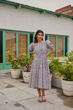Load image into Gallery viewer, the CAJUN midi - white with blue &amp; grey floral
