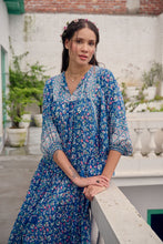Load image into Gallery viewer, the MINT top - blue fun floral
