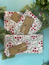 Load image into Gallery viewer, Napkins with tassels - set of 6/white and red floralc

