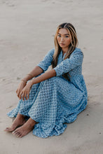 Load image into Gallery viewer, The Pepper Maxi - light blue &amp; navy bootis V2
