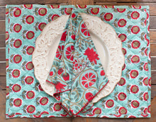 Load image into Gallery viewer, Quilted placemats green and red
