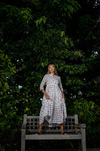 Load image into Gallery viewer, (M) The Pepper dress - white with pinkish peach flowers
