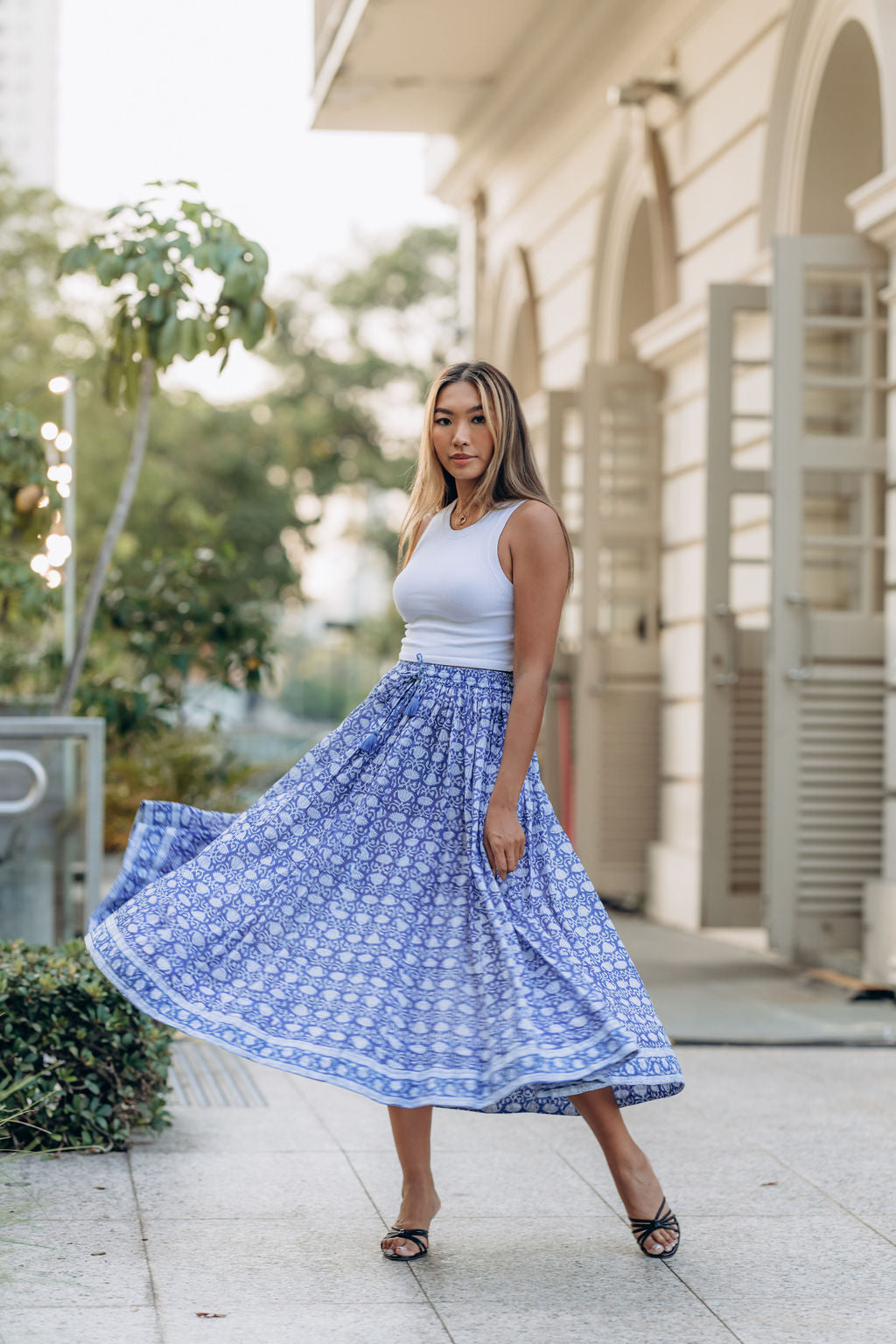 Panelled skirt with pockets - blue with white small lotus